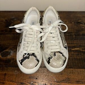 Steve Madden Rezume Snakeskin Sneaker size 6